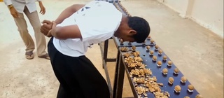 Hindistonlik erkak boshi bilan 273 ta yong'oqni chaqib, jahon rekordini yangiladi