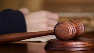 «Тошшаҳартрансхизмат»нинг собиқ раҳбари устидан суд жараёни бошланди