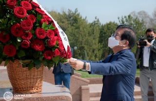 Корея Республикаси Миллий Ассамблеяси Спикери Пак Бён Сок Мустақиллик ва эзгулик монументи пойига гул қўйди