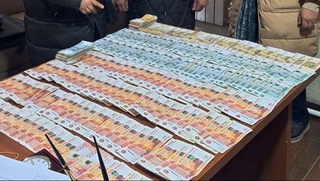 Ҳақ эвазига бировнинг пулларини чегарадан олиб ўтмоқчи бўлган шахс ушланди