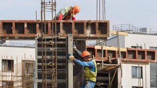 Власти Москвы подготовят план по отказу от рабочих-мигрантов на стройках