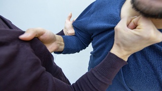 Икки автобус ҳайдовчиси ҳаракатланиш жадвалига риояси қилиш важидан жанжаллашиб қолди