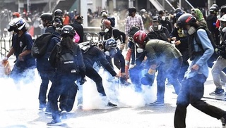 Таиландда норозилик намойишлари зўравонликка айланди