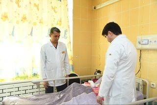 Ayiq qafasidan olib chiqilgan qizaloqning salomatligi 18 yoshga to'lguniga qadar shifokorlar nazoratida bo'ladi