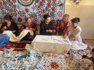 В США будет организована торговая выставка нуратинской вышивки