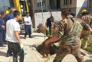 От ҳовлидаги 4 метрли чуқурга тушиб кетди