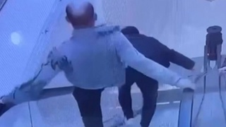 Номаълум шахс эскалаторда тушаётган одамни пастга итариб юборди