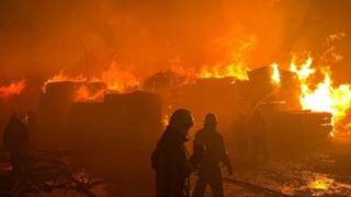 Бокудаги қурилиш бозорида ёнғин содир бўлди