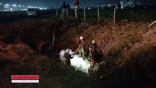 ФВВ қутқарувчилари зовурга тушиб кетган автомашинани чиқариб олди