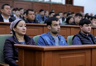 Toʻra Bobolov Ukrainadan evakuatsiya qilingan surxondaryoliklar bilan uchrashdi