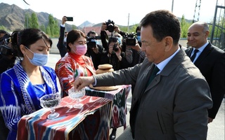 Баткен вилояти губернатори Омурбек Суваналиев бошчилигидаги Қирғиз делегацияси Фарғонага келди