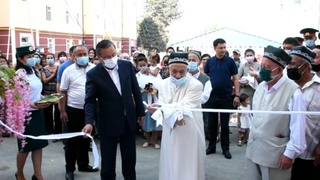 Андижонда мустақиллик байрами арафасида ички ишлар ҳамда миллий гвардия ходимлари учун замонавий уйлар топширилди