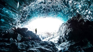 Дар Исландия ғори ях ба рӯи сайёҳнон фурӯ рехт