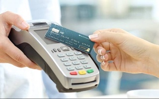 Ба таври сунъӣ боло бурдани нархҳо барои пардохт тавассути кортҳои пластикӣ боиси ҷарима ба миқдори 30 АҲА мегардад