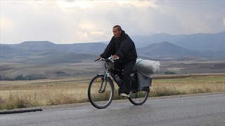 Эронлик эркак 40 йил ичида 80 мамлакатни велосипедда айланиб чиқди