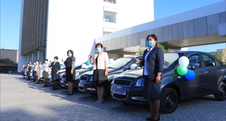 Навоий вилояти ҳокими хотин-қизлар масалалари бўйича маслаҳатчиларга хизмат машиналари ажратди