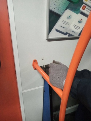 Toshkent metropoliteni vagonlaridan birining salon qismida nosozlik kuzatildi