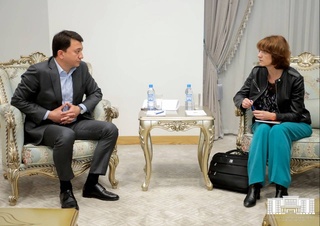 Дар ҳокимияти Тошканд лоиҳаи насби панелҳои офтобӣ ба боми корхонаҳои калони саноатӣ муҳокима шуд