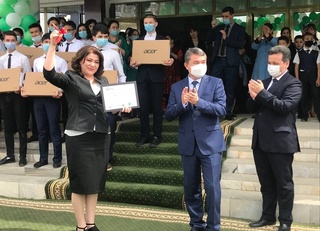 Навоийда мактаб директорига “Президент совғаси” — “Спарк” автомобили топширилди