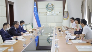 Адлия вазири Р. Давлетов давлат хизматларини кўрсатишда қонунчилик масалалари бўйича халқаро эксперт Г. Схакая билан учрашди