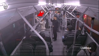 Тошкентда икки шахс автобусга аёллар ва эркаклар жойини ажратиб кўрсатувчи қоғоз ёпиштириб кетди