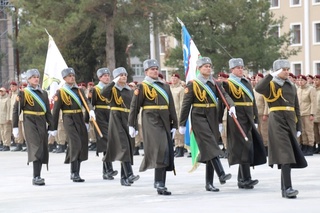 Ҳарбий хизматни ўтаб бўлган аскарлар тантанали кузатилмоқда