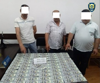 Jalaquduq tumanida chet el valyutasini noqonuniy ravishda sotgan 3 nafar fuqaro ushlandi