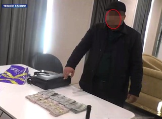 Buxoro shahridagi advokatlik byurosi advokati 100 ming dollar olayotganida qoʻlga tushdi