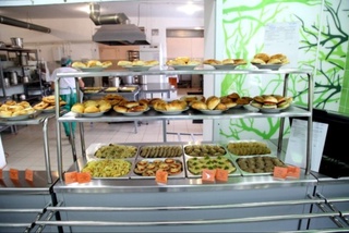 Мактаб ошхоналарида назоратчи қўйиш таклифи илгари сурилмоқда