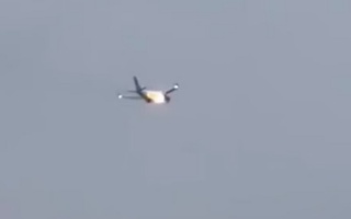 Дар Денвер ҳавопаймо бинобар дар муҳаррик қарор гирифтани як хӯргӯш изтирорӣ фуруд омад