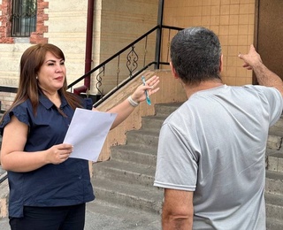 Ўз қизи томонидан ҳайдалган ота МИБ орқали уйга киритилди