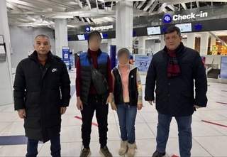 Россияда аўыр жағдайға түсип қалған жас шаңараққа Өзбекстанға қайтыўға жәрдем берилди