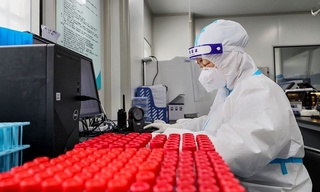 Шетелдік сарапшы: «Қазір әлемде пандемияның жаңа толқыны басталған»