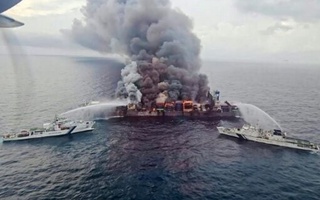 Сильный пожар охватил 10 судов на юге Ирана