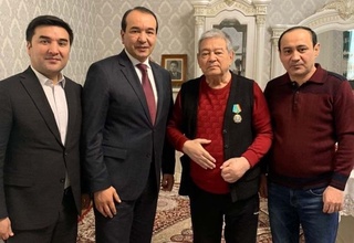 Маданият вазири Нуриддин Ҳамроқуловга Давлат мукофотини топширди