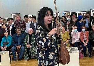 Bahor qo'llariga tutganda dutor