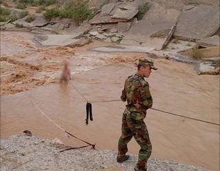 “Танхоз“ дарёсининг ўртасида қолиб кетган фуқаро қутқарилди