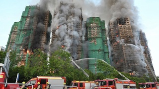 В Гонконге задержали 13 подозреваемых в причастности к пожару в жилом комплексе