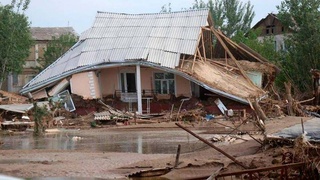 США выделит $100.000 на помощь семьям, пострадавшим от наводнения