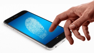 Раскрыта опасность включения смартфона через отпечаток пальцев