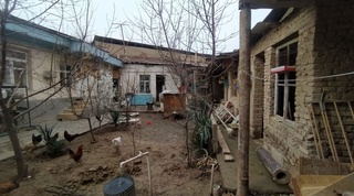 Ҳоким ёрдамчиси уй таъмирига ҳам кўмаклашмоқда