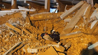 При обрушении строящегося здания в Карши один погиб, четверых спасли