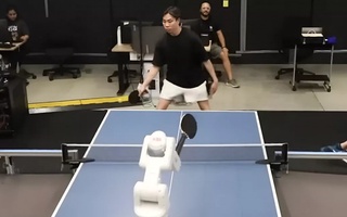 Sun'iy intellektga ega robot stol tennisida odamlar bilan bellashdi