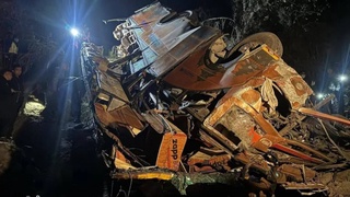 В Непале автобус упал в реку, погибли 18 человек