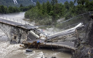 Швейцария: сув тошқини ва кўчки оқибатида икки киши ҳаётдан кўз юмди