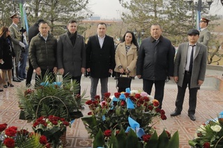 Alisher Navoiy haykali poyiga gullar qoʻyildi