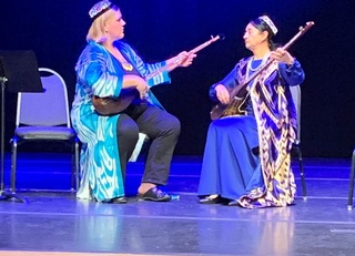 Калифорния университети профессори АҚШда дутор ансамблларини кўпайтириш ҳаракатида