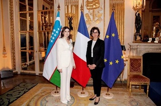 Раиси Бунёди рушди фарҳанг ва санъати Ӯзбекистон Гаянэ Умерова бо Ордени санъат ва адабиёти Фаронса сарфароз гардид