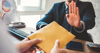 Talabalardan “qimmatbaho sovg'a” ta'ma qilinishi holati vazirga so'rov xati yuborilishiga sabab bo'ldi