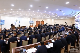 Президент саноатда ишлаб чиқаришни кўпайтириш масалаларига тўхталди